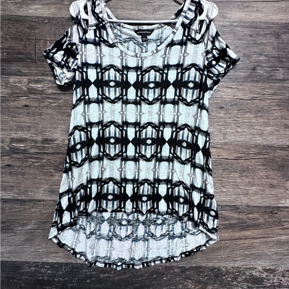 Rock & Republic Black and White Short Sleeve Graphic Tee